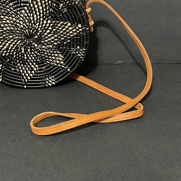 BLACK AND TAN ROUND RATTAN PURSE - Picture 11 of 12